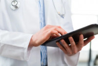 medico leyendo 4