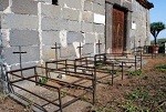 Siete tumbas del cólera morbo de 1851 delante de la ermita de La Concepción de La Atalaya de Santa Brígida