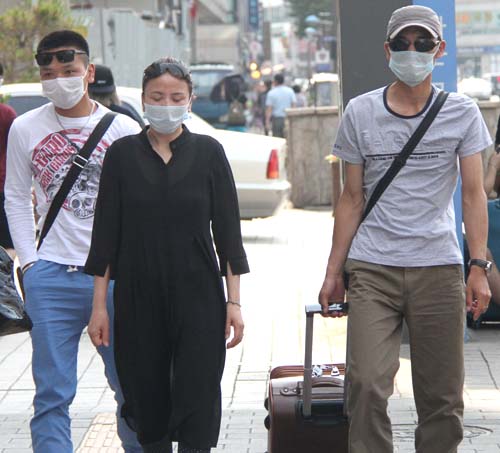 Coreanos durante el brote de MERS. Imagen: Xinhua net