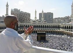 Orante en la mezquita Masjid Al Haram, La Meca. Imagen: Wikipedia