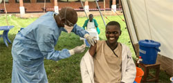 Uno de los trabajadores sanitarios durante la vacunación en Bikoro. MSF: Louise Annaud