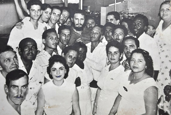 Fidel Castro en el comedor del Hospital Amalia Simoni, Camagüey.