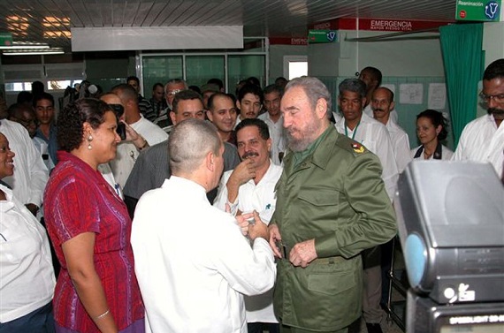 Visita al Hospital “Gustavo Aldereguía”. Cienfuegos. Año 2004. (Fuente: MINSAP)