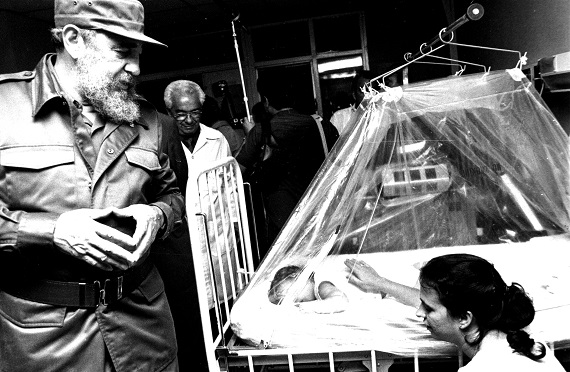 Fidel recorre las salas de hospitalización del Pediátrico “Juan M. Márquez”. Municipio Marianao. Año 1989. (Fuente: MINSAP)