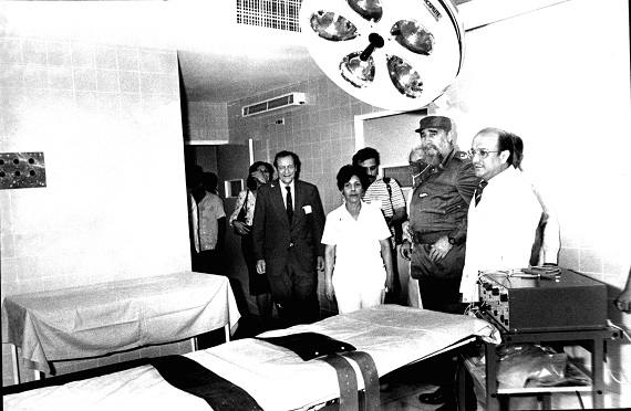 Visita a salón de operaciones del Pediátrico "Juan M. Márquez". Municipio Marianao.  Año 1989
