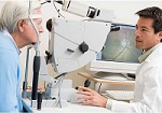 oftalmologo paciente lampara de hendidura
