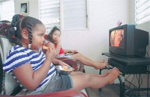 Niños obesos viendo televisión