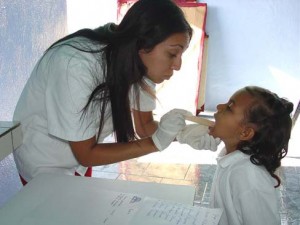 Médicos cubanos en la atención el niño. Imagen: Cubadebate