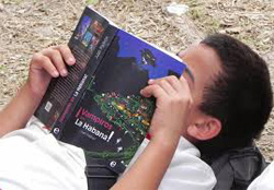 niño cubano leyendo