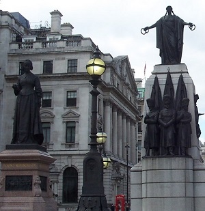 Monumento conmemorativo de la guerra de Crimea en el centro y a la izquierda Florence Nightingale