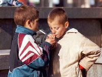 Niños fumando 1
