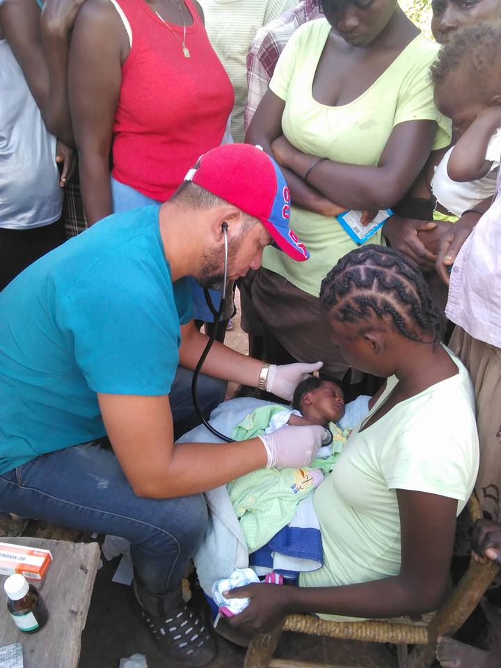 Médico cubano prestando ayuda en Haití