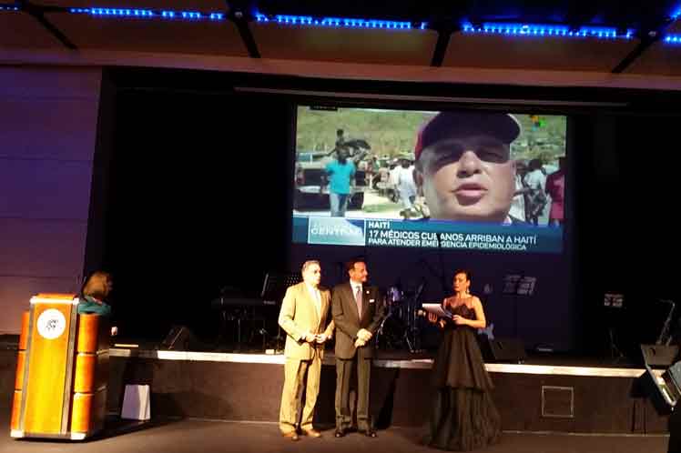 Recibe el premio el Dr. Lorenzo Somarriba en representación del Contingente y del MINSAP
